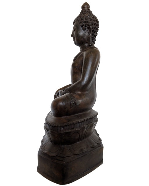 Sitzender Buddha aus Bronze auf einem detailreichen Lotussockel, thailändische Tradition.