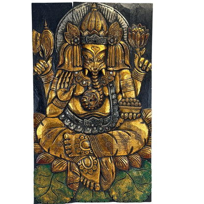 Ganesha mit vier Armen auf drei Holztafeln, goldfarben vor schwarzem Grund und mit grünen Blättern unter dem Lotussitz.