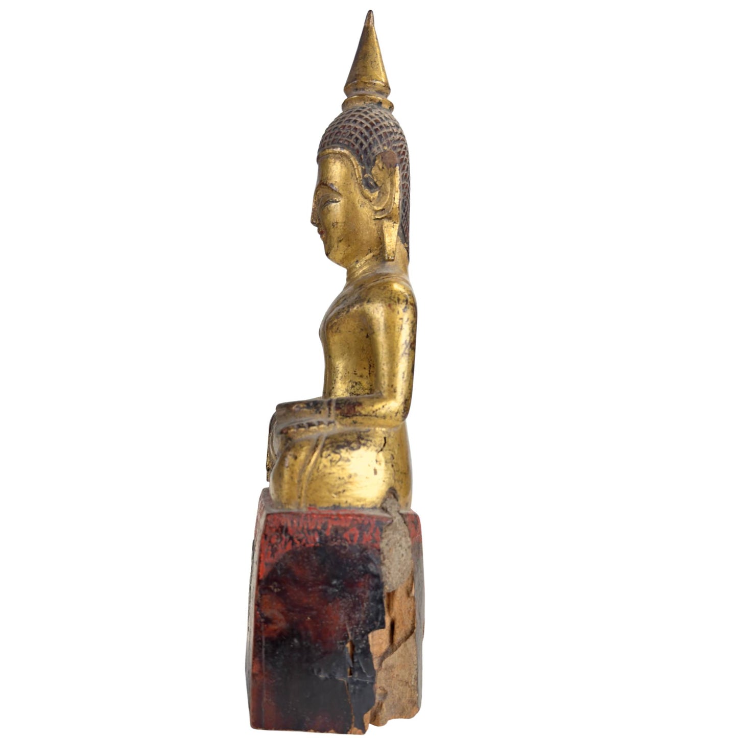 Thailändischer Buddha aus Holz mit rot-schwarzem Tempelsockel, alten Lackschichten und sichtbaren Gebrauchsspuren