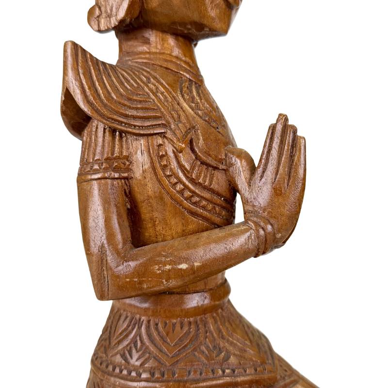 Thailändische Holzschnitzstatue, kniend mit traditioneller Krone