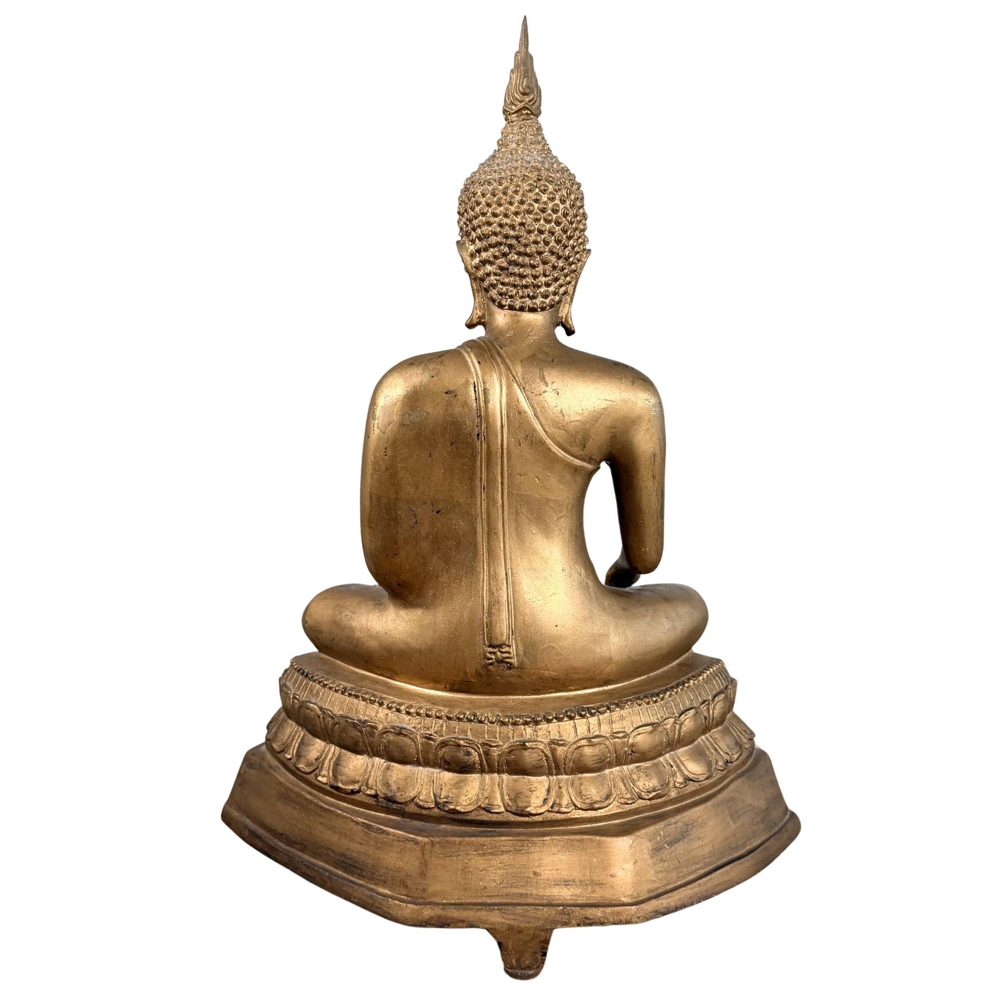 Meditierender Buddha aus Thailand mit goldfarbener Oberfläche und spirituellem Erscheinungsbild