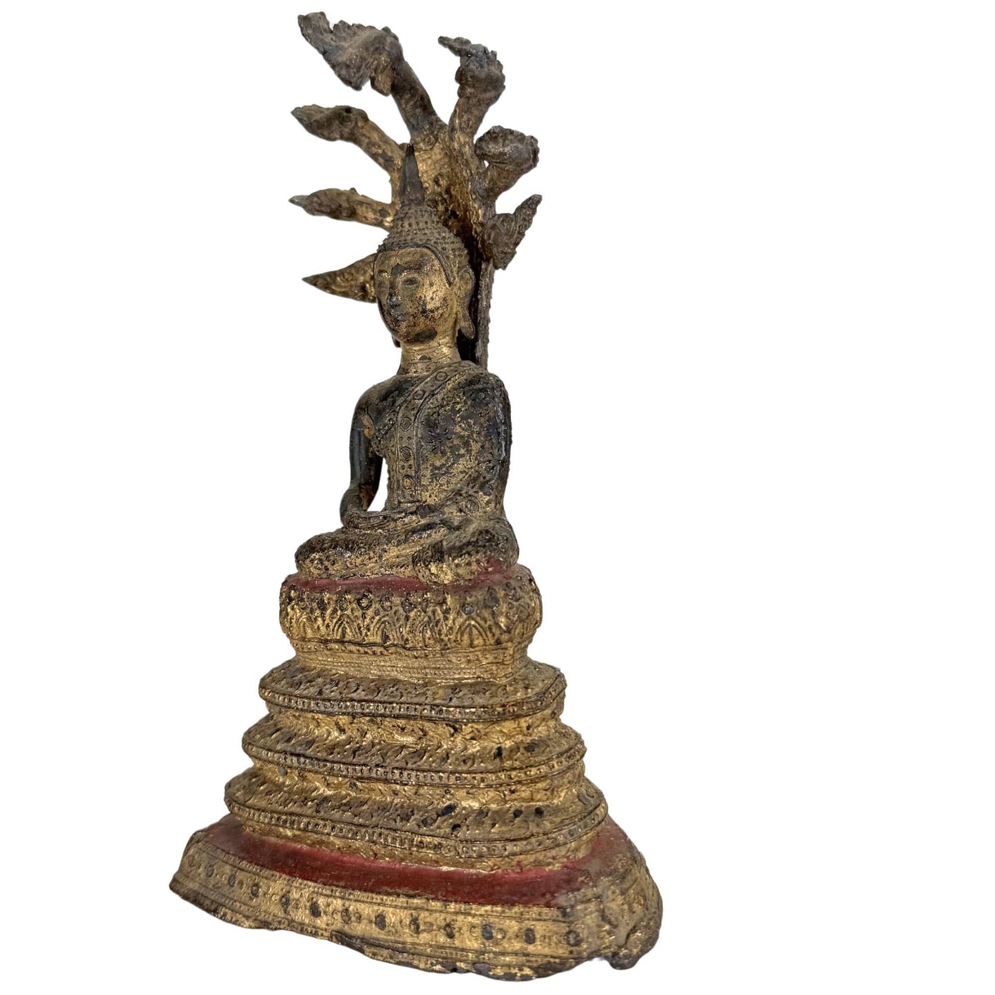 Thailändischer Meditationsbuddha mit mehrköpfiger Naga-Krone und vergoldeten Details