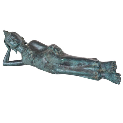 Detail des Kopfes einer liegenden thailändischen Buddha‑Statue mit ruhigem Gesichtsausdruck und alter Patina