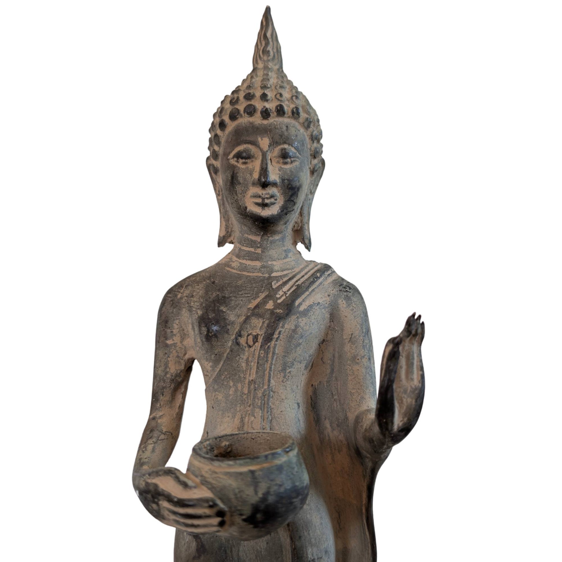 Detail einer bronzenen Buddha-Statue mit erhobener Hand in einer Geste der Beruhigung.