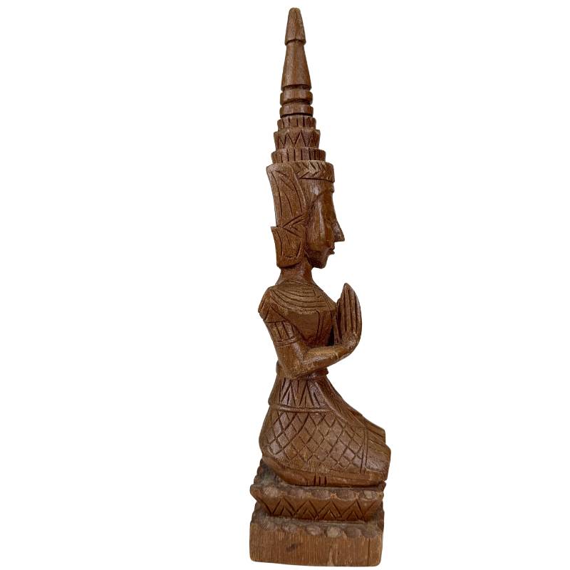 Hölzerne thailändische Tempelstatuen mit sichtbaren Gebrauchsspuren