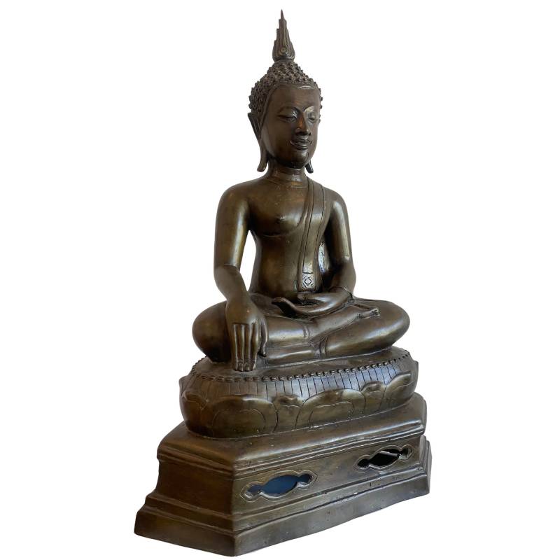 Buddha aus thailändischem Bronzetempel in Bhumisparsha-Mudra