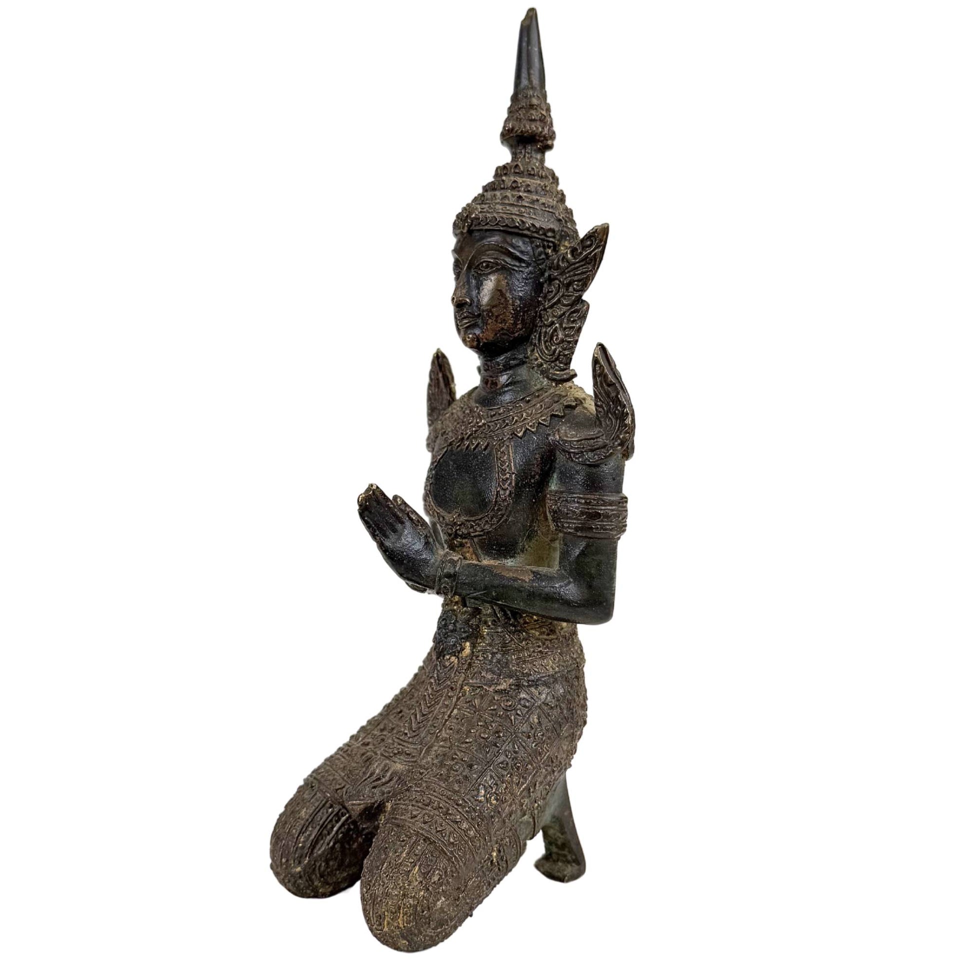 Die obere Kappe des thailändischen Tempelwächter-Chada-Kopfschmucks ist intakt.