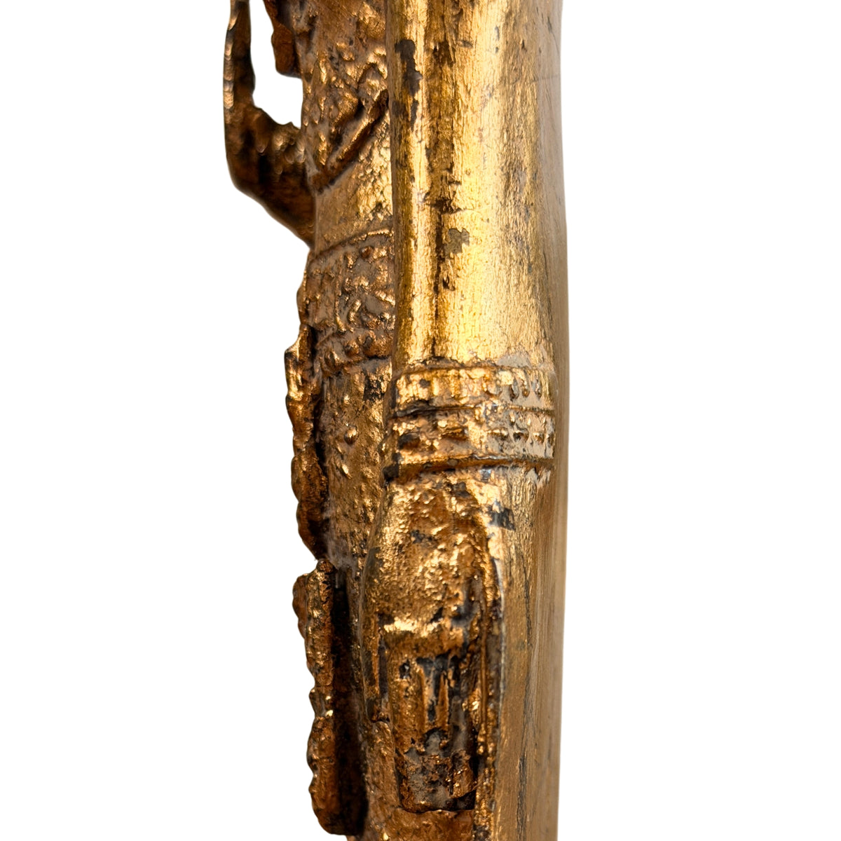 Am Körper anliegender Arm mit Armreif und abgeriebenem Blattgold, Detail