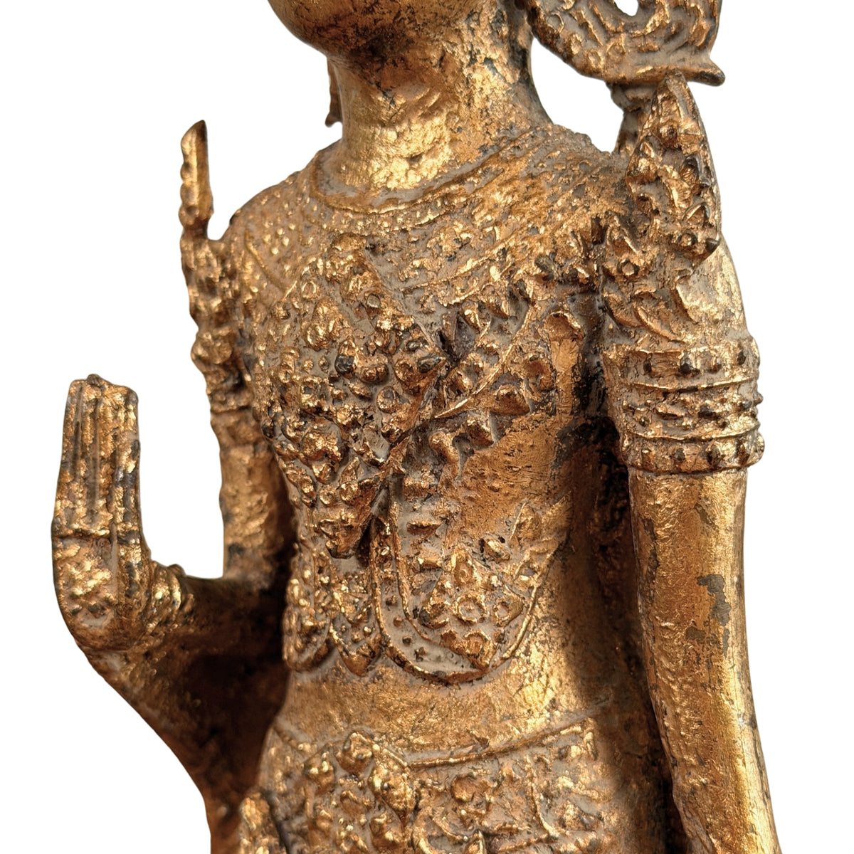 Brust, Gewandschmuck und Hand in Abhaya-Mudra, Detail in Dreiviertelansicht