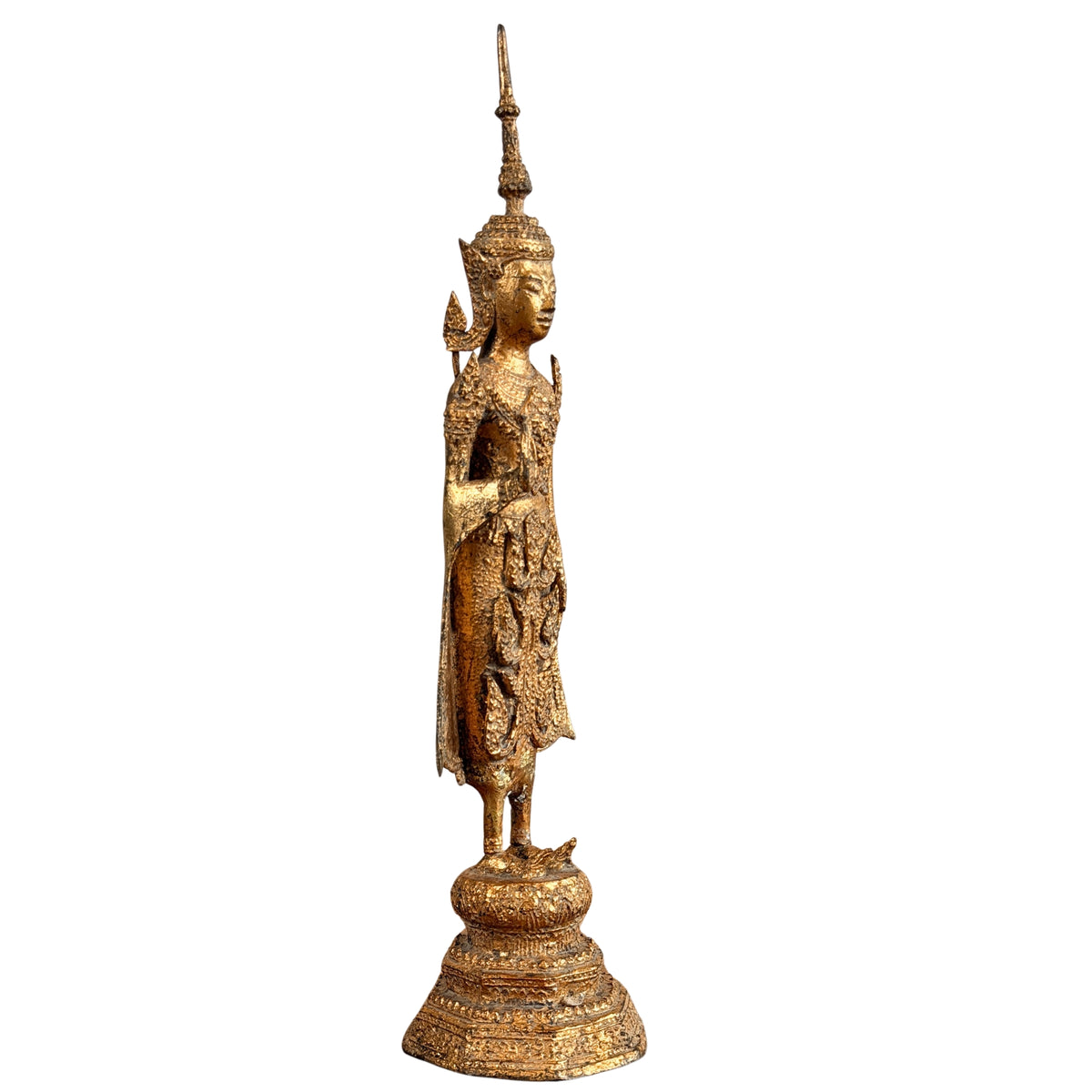 Dreiviertelansicht von vorn des vergoldeten stehenden Bronze-Buddhas