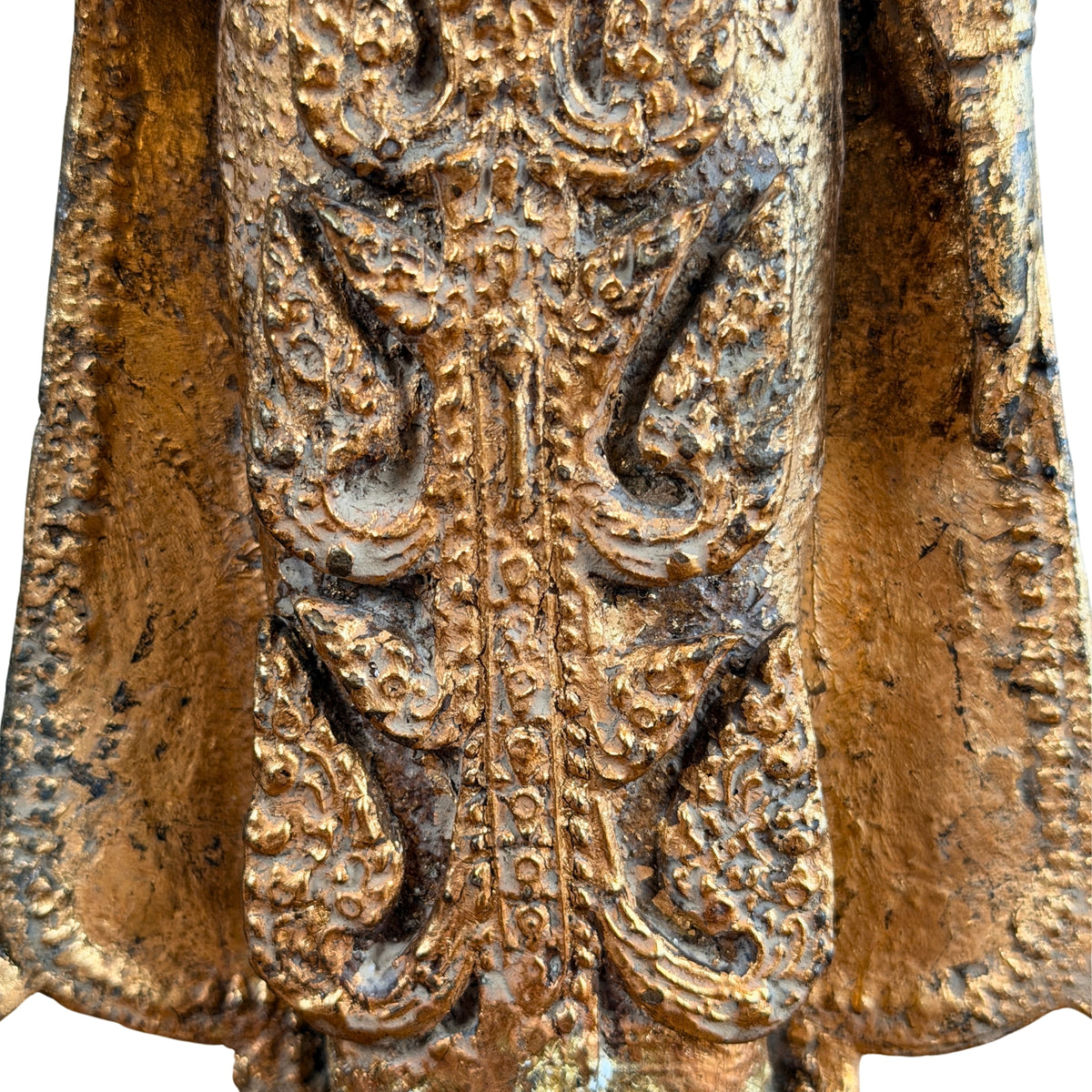 Vorderseite des Gewands mit Blüten- und Rankenrelief und abgeriebenem Blattgold, Detail