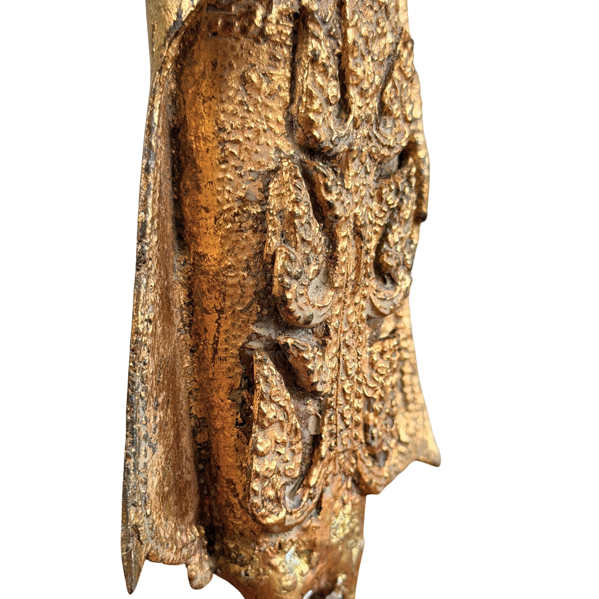 Seite des Gewands mit Blütenrelief und Gussporen, Detail