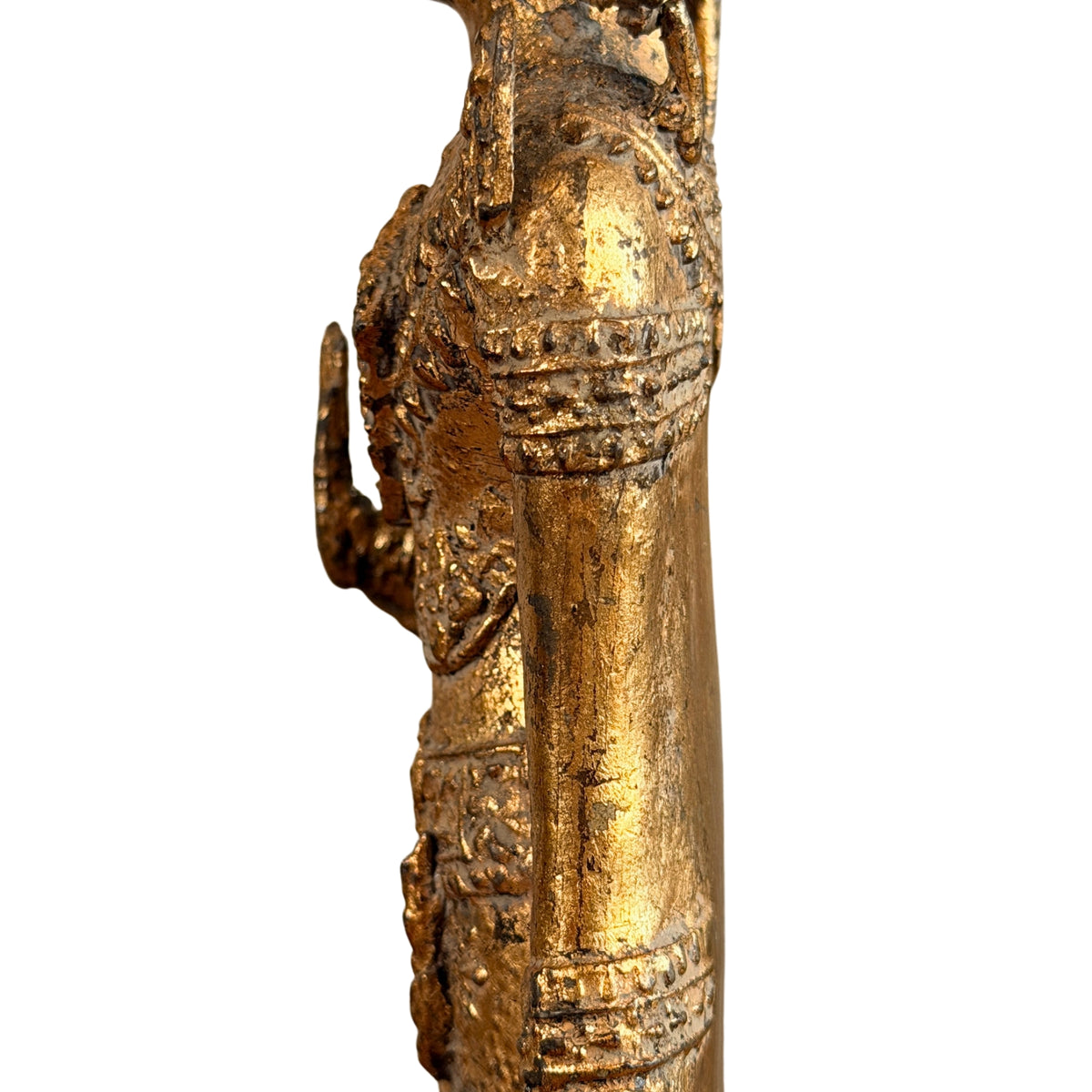 Schulter und Oberarm mit Armreif und Relief, von der Seite