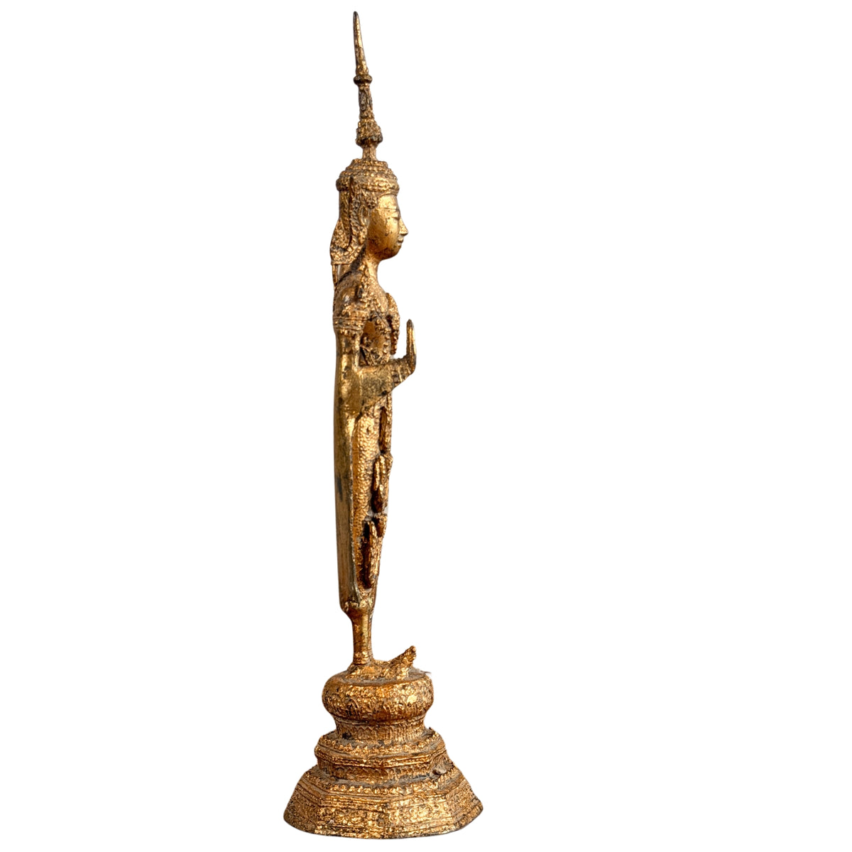Seitenansicht des stehenden Buddhas auf dem achteckigen Sockel