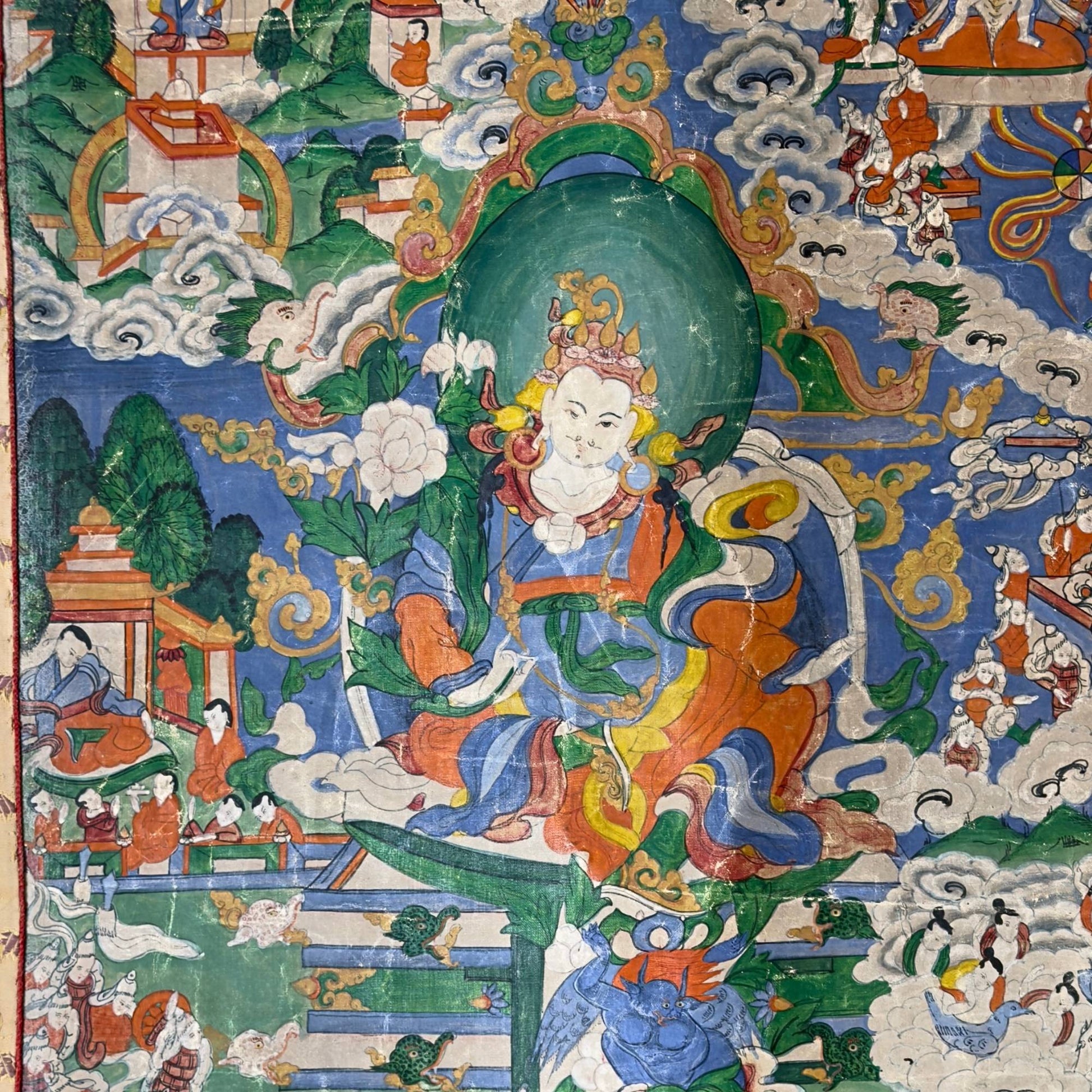 Detailreiche Darstellung der Thangka mit Reitern und Elefanten in einer traditionellen Himalaya-Landschaft