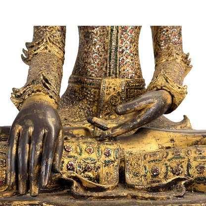 Antiker burmesischer Buddha mit traditionellem Thayo-Relief