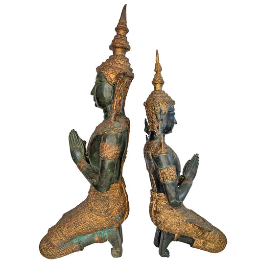Thepanom-Bronzestatuen aus Thailand, die in Anjali-Mudra knien