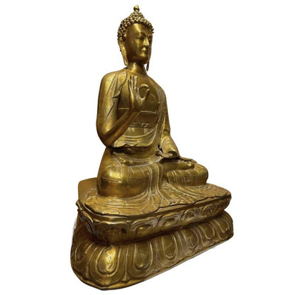 Tibetanische Buddha-Statue mit Abhaya‑Mudra, die Haltung von Schutz und Beruhigung