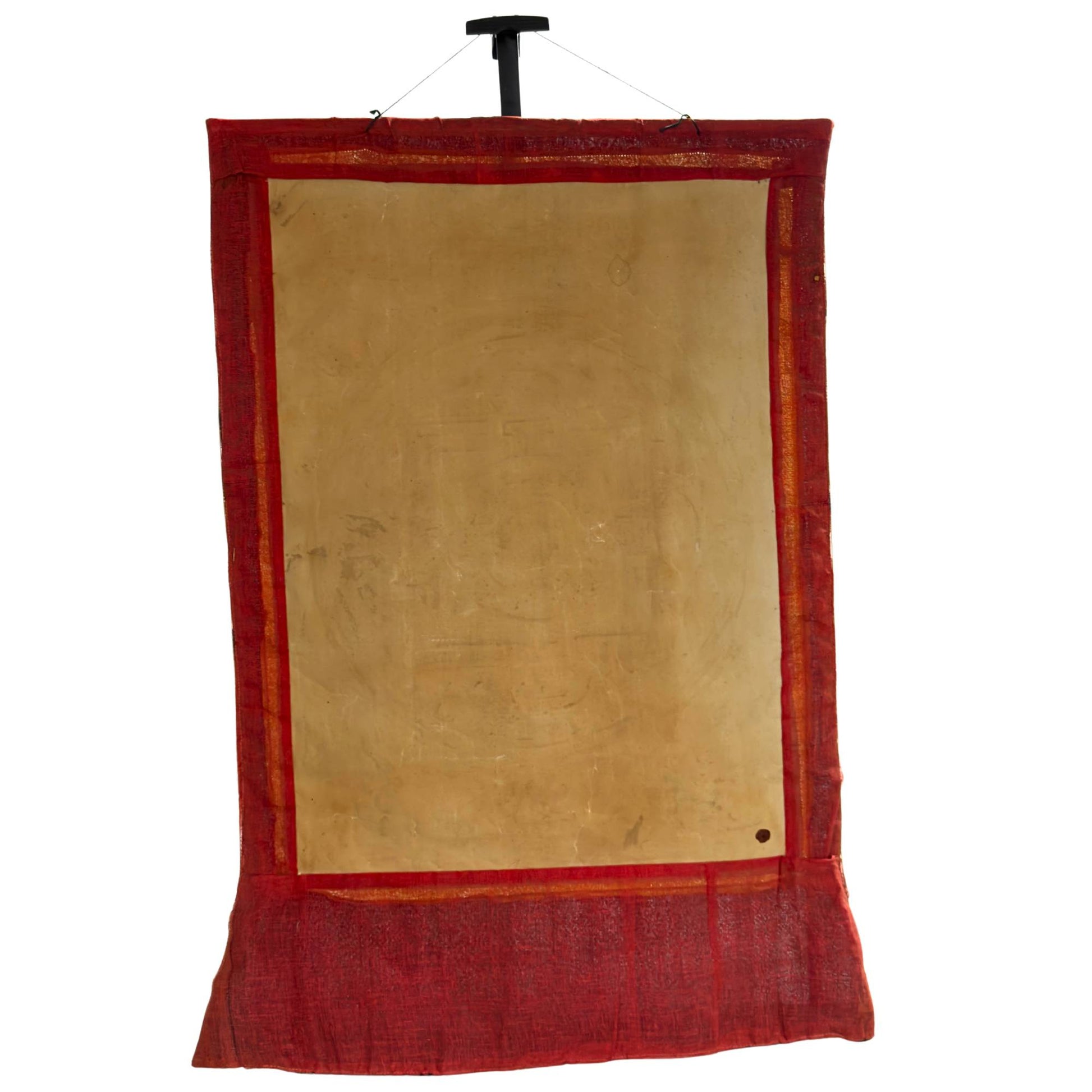 Traditioneller violetter Seidenbrokat mit eingewebtem Drachenmotiv.