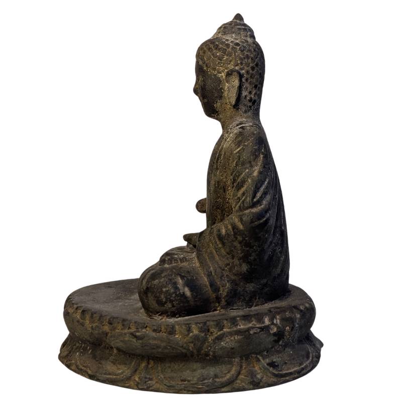 Historische tibetische Buddha-Statue aus Bronze mit rituellen Beschädigungen