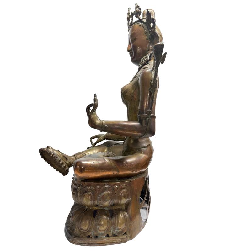 Tibetische Tara-Statue aus Bronze mit symbolischem Lotussockel