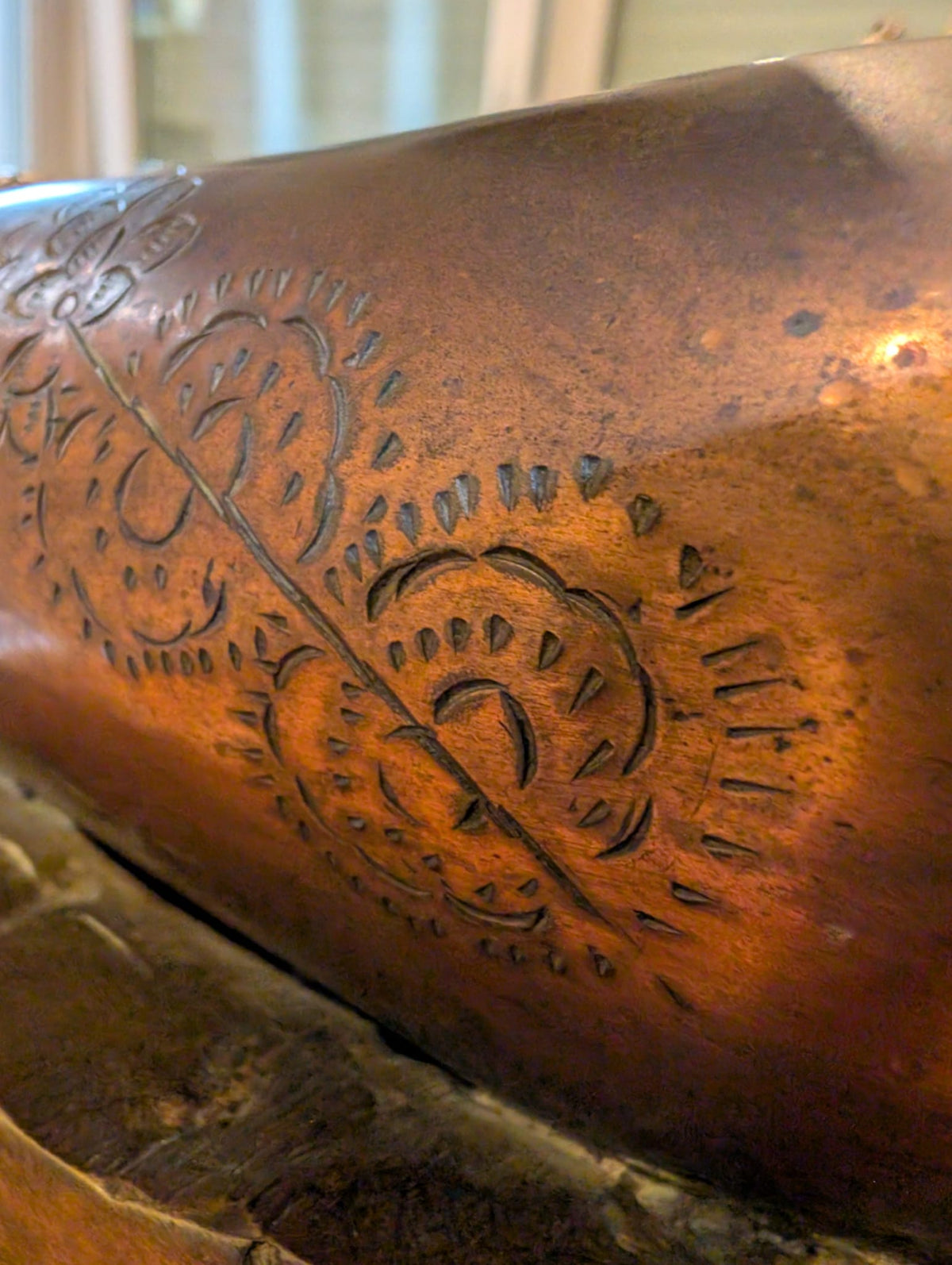 Tibetaans Tara-beeld in brons met ingekraste rituele consecratiemarkeringen