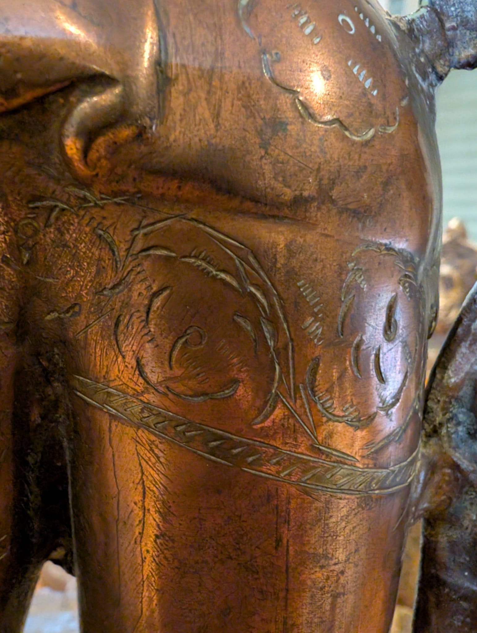 Tibetische Tara-Statue aus Bronze mit rituellen Weihegravuren