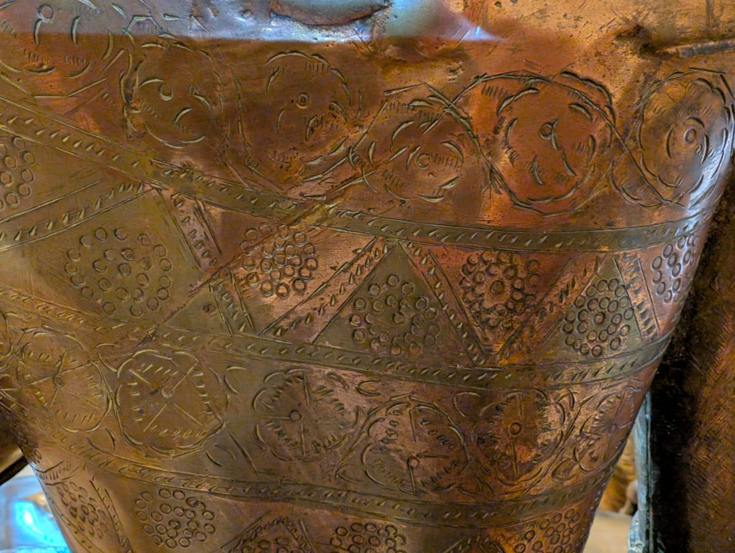 Vajrayana-Tara-Statue aus tibetischer Bronze mit rituell genutzter Oberfläche