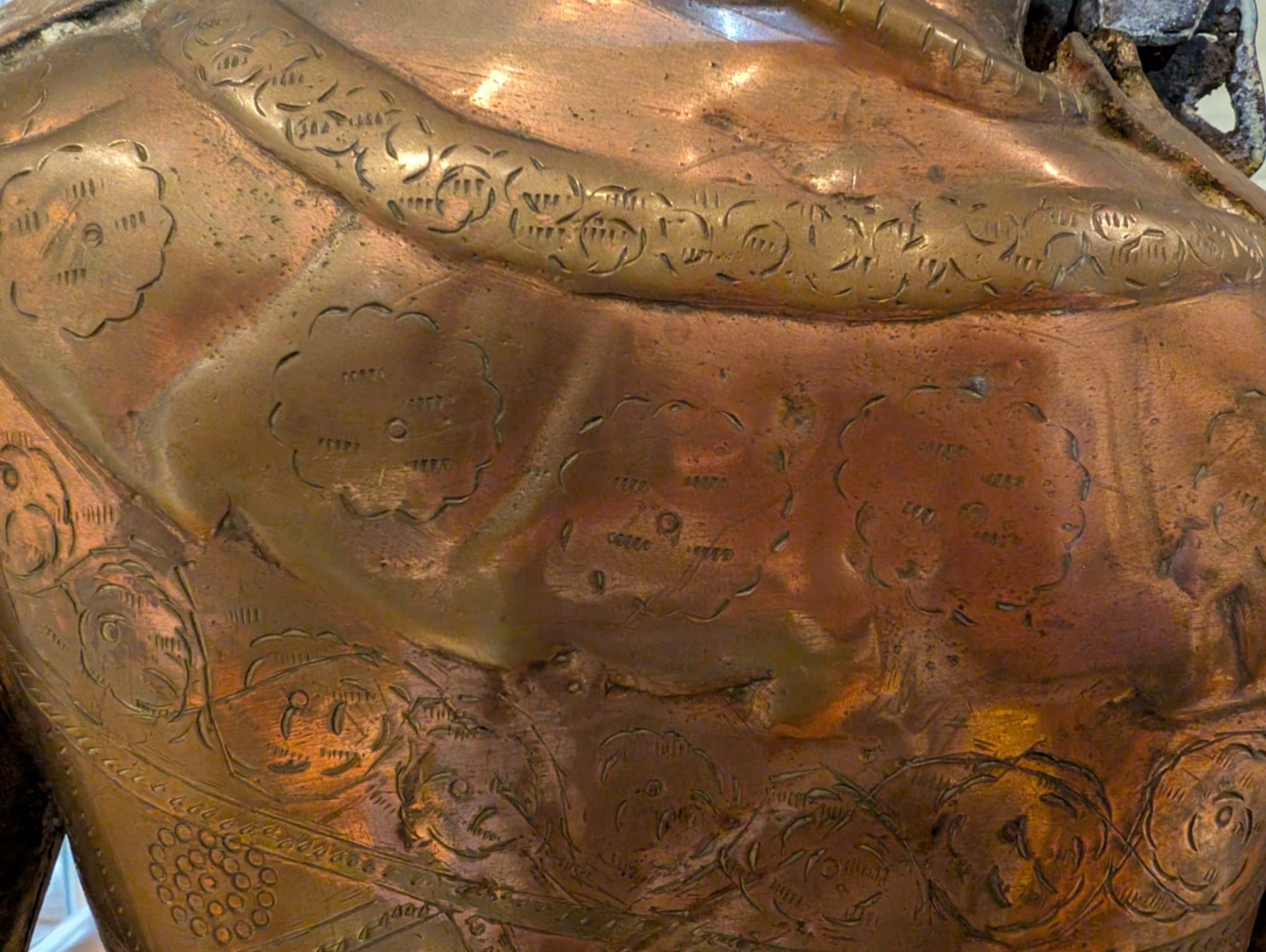Tibetische Tara-Statue aus Bronze, deren Feuervergoldung in der Patina sichtbar ist
