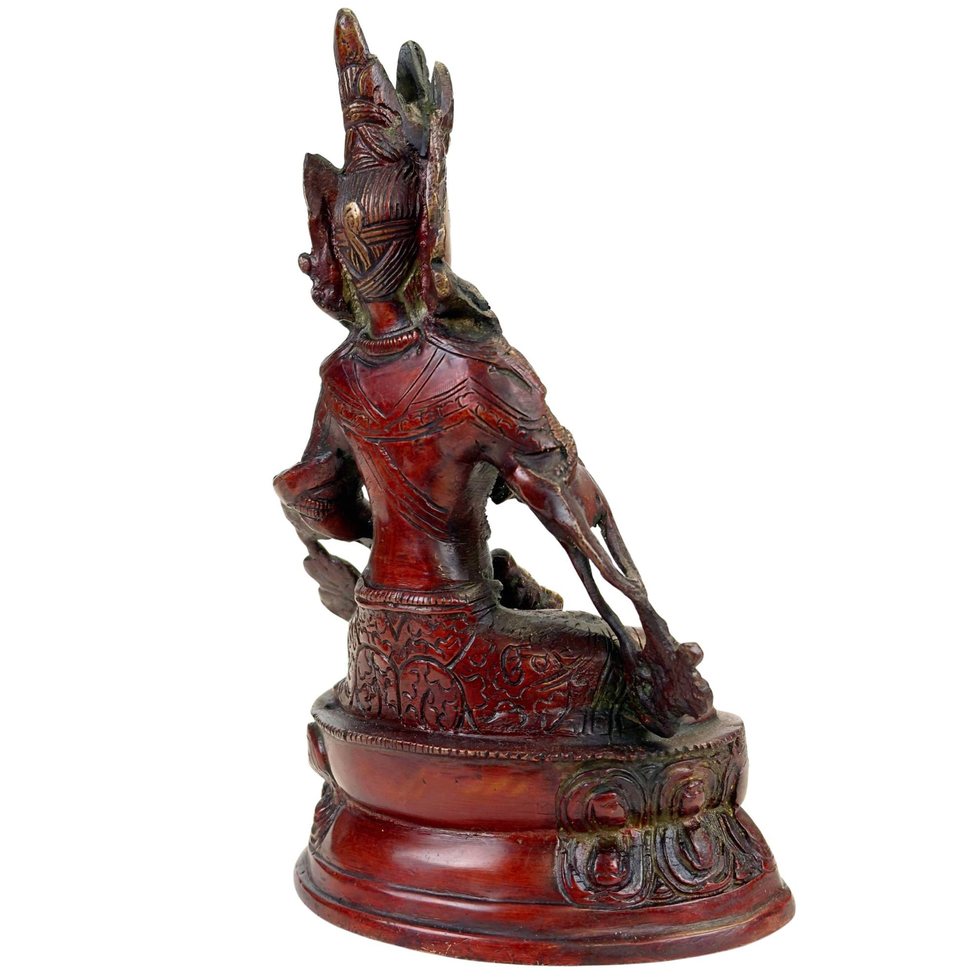 Rückseite einer tibetischen Vajrasattva-Statue mit roter Patina, ziselierten Gewandlinien und grüner Oxidation.