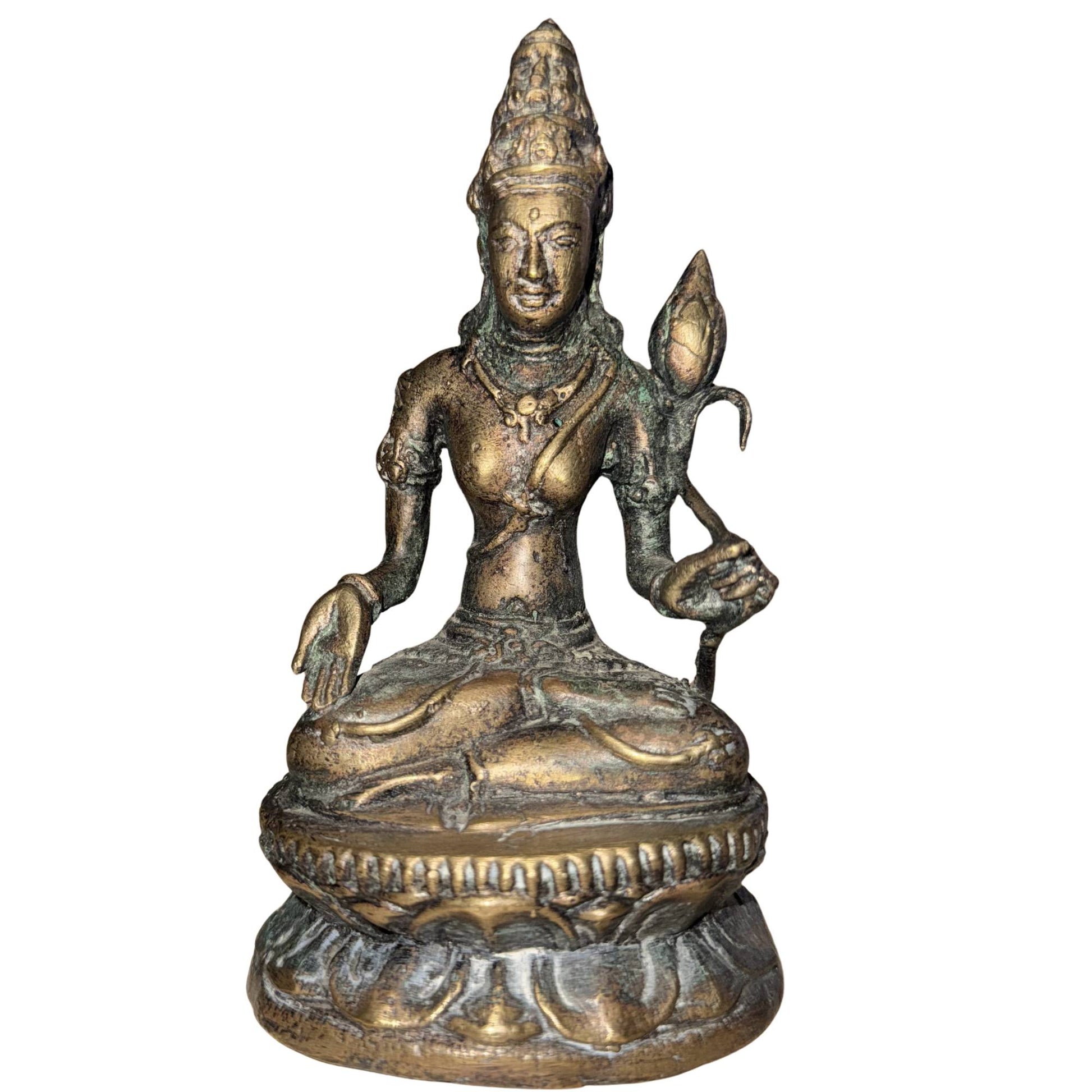 Tibetischer Avalokiteshvara aus Bronze auf einem Lotussockel mit alter Oxidation und ritueller Aura