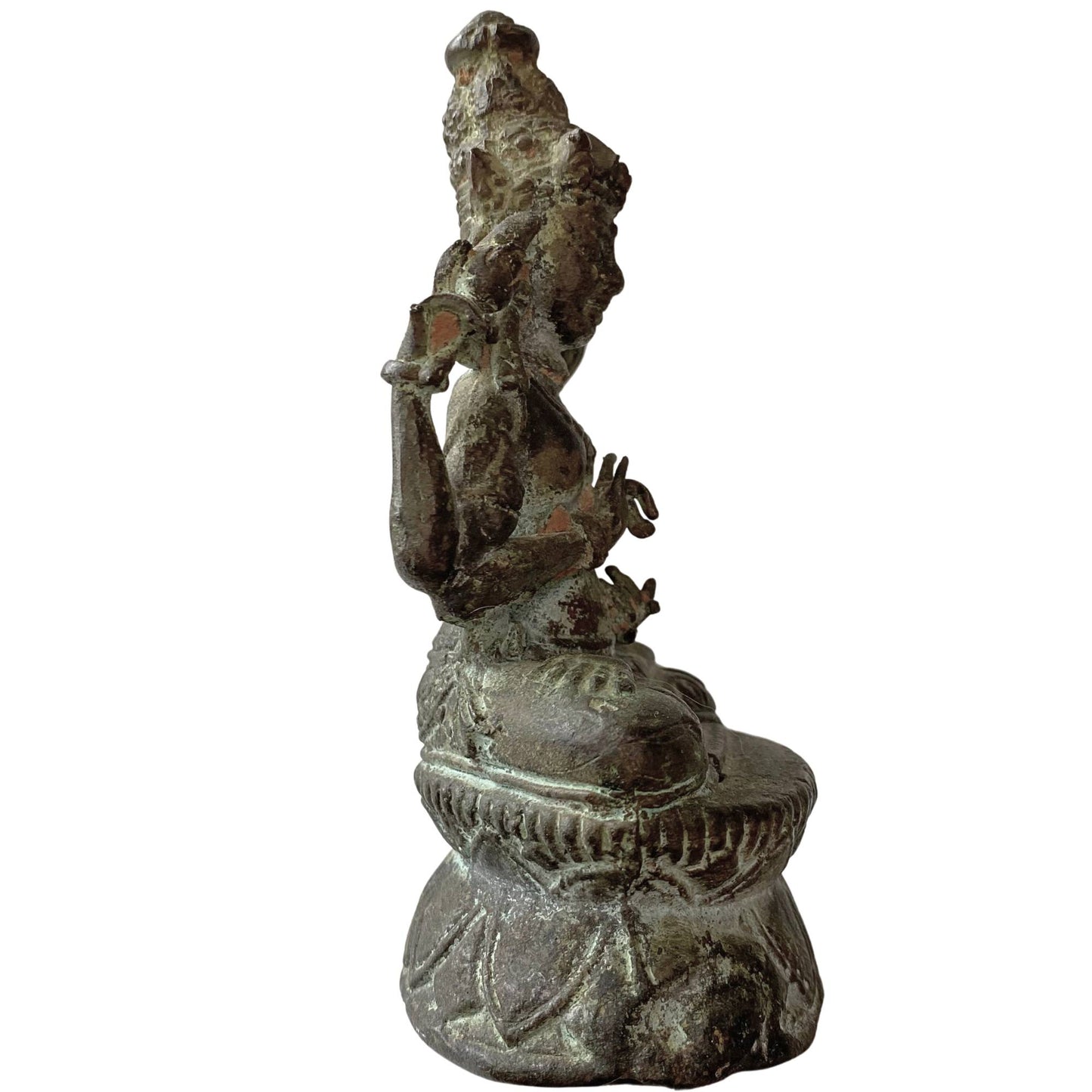 Seitenansicht einer antiken tibetischen Bodhisattva-Statue mit natürlicher Malachitpatina