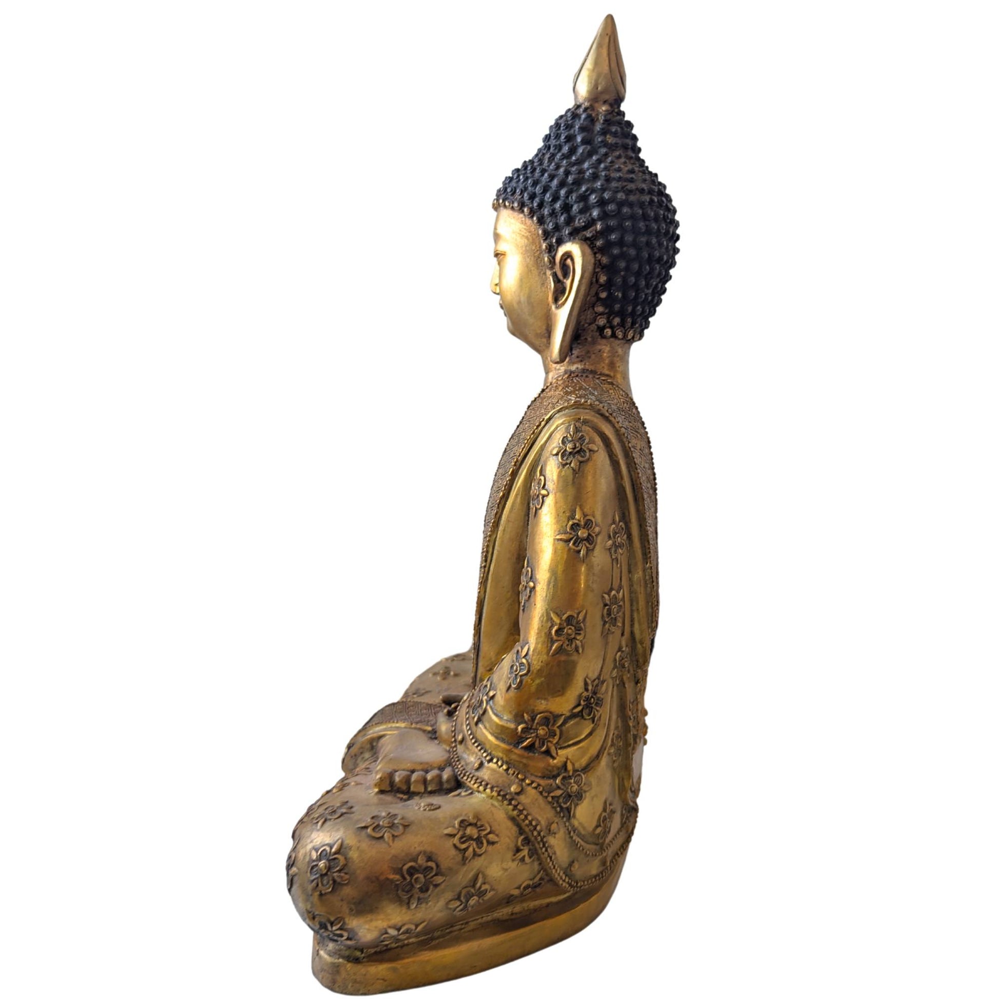 Detail des Gewandes eines tibetischen Buddhas mit fühlbaren floralen Motiven in Hochrelief und symbolischen Bordüren.