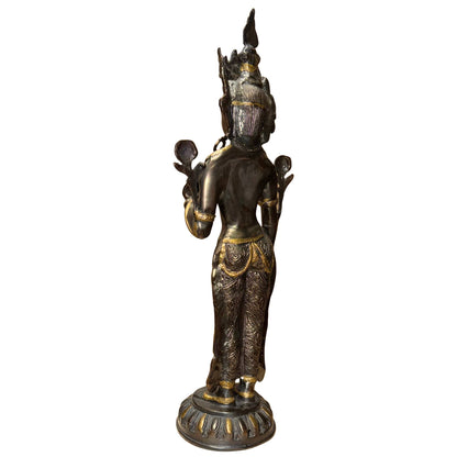 Tibetische bronzene Tara mit dunkler Patina und alten Goldakzenten in den Details