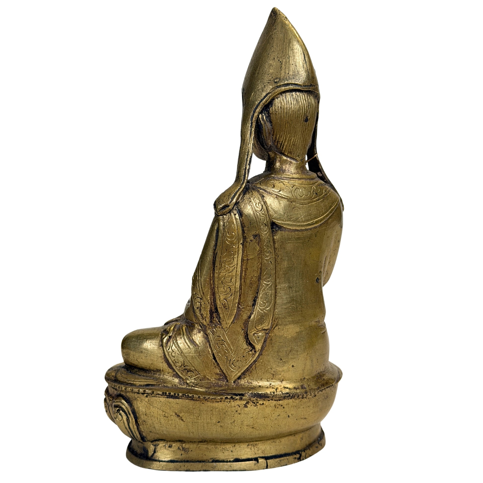 Gelug-Lama aus Tibet mit ornamentiertem Gewand und markanter Pandita-Mütze