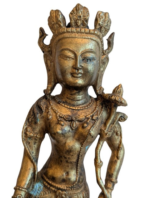 Stehende Bronzestatue des tibetischen Avalokiteshvara mit gealterter Feuervergoldung