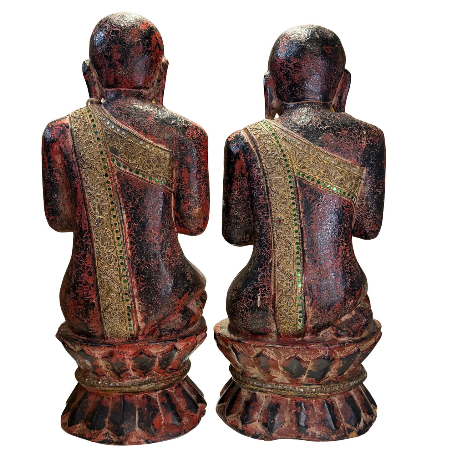 Detail des traditionellen burmesischen Spiegelglasmosaiks auf den Gewändern der Statuen.