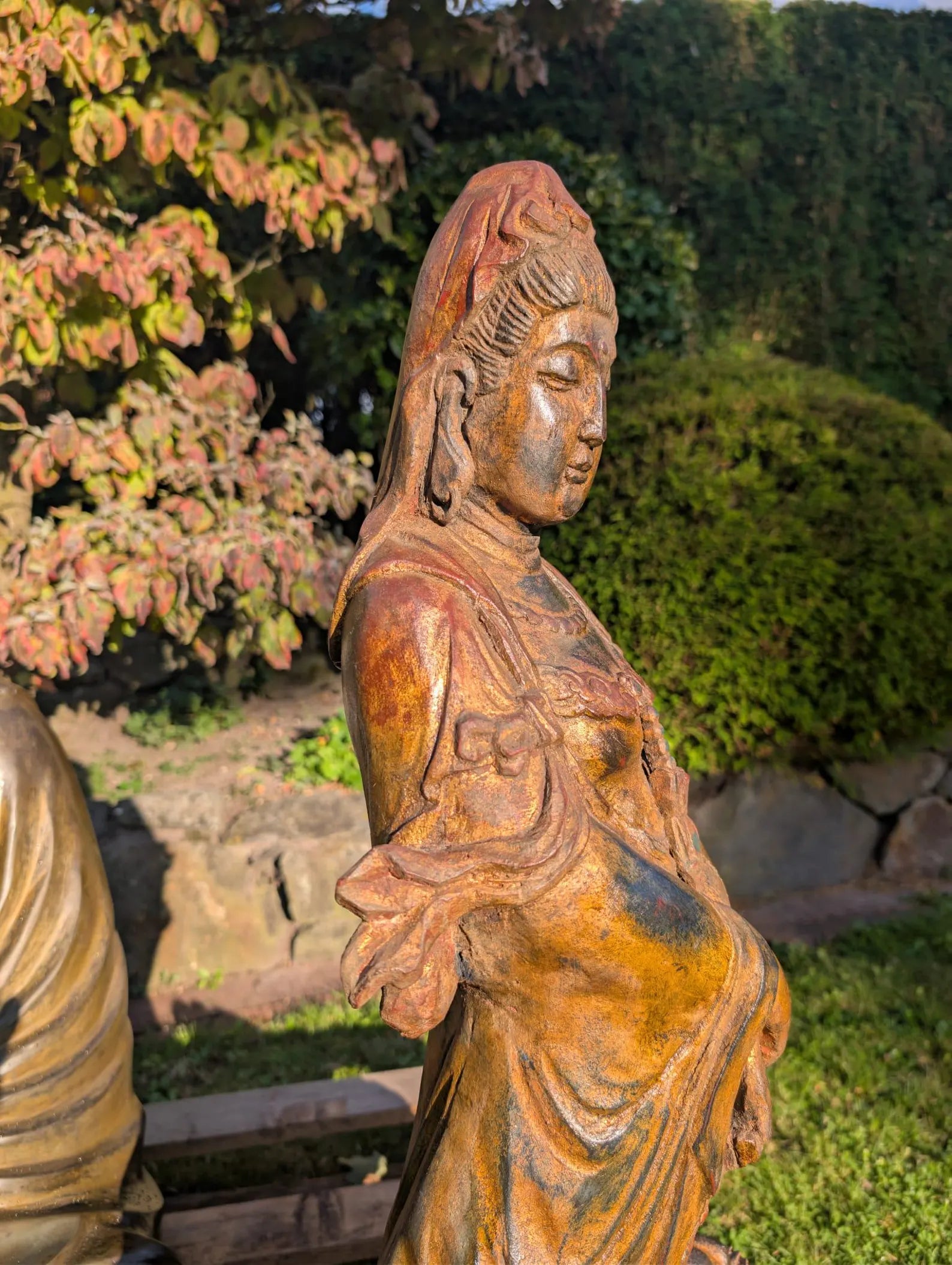 Prüfung der traditionellen chinesischen Lacktechnik und der Kwanyin-Holzskulptur