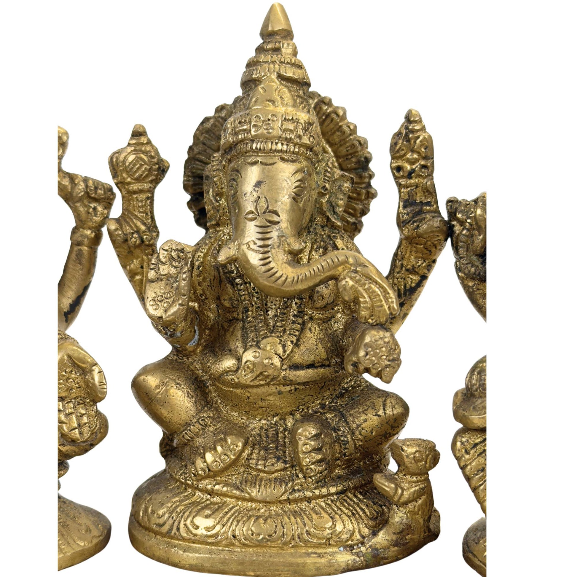 Traditionelle Darstellung hinduistischer Götter auf einem gemeinschaftlichen Sockel