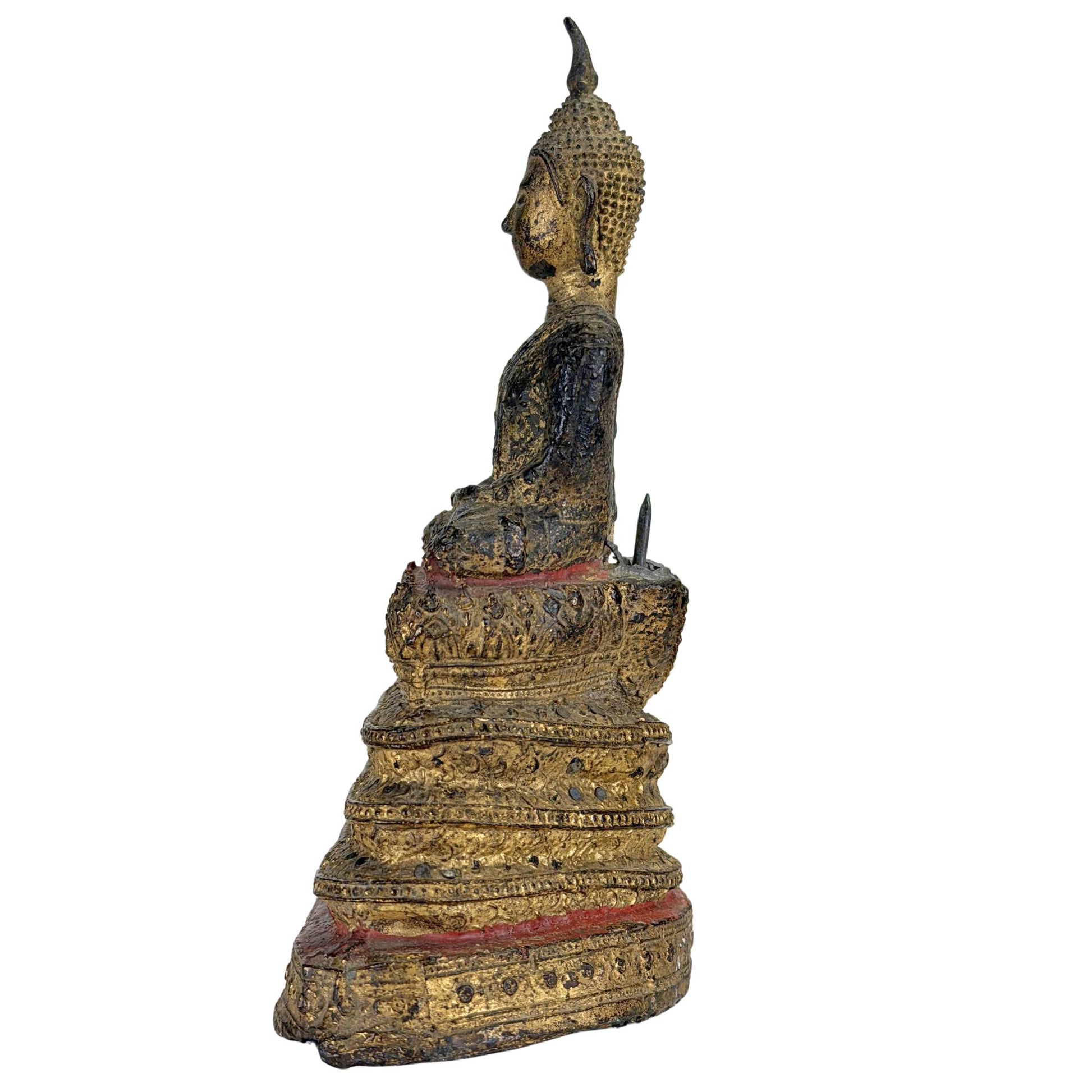 Traditionelle thailändische buddhistische Kunst mit vergoldetem Naga-Schutz