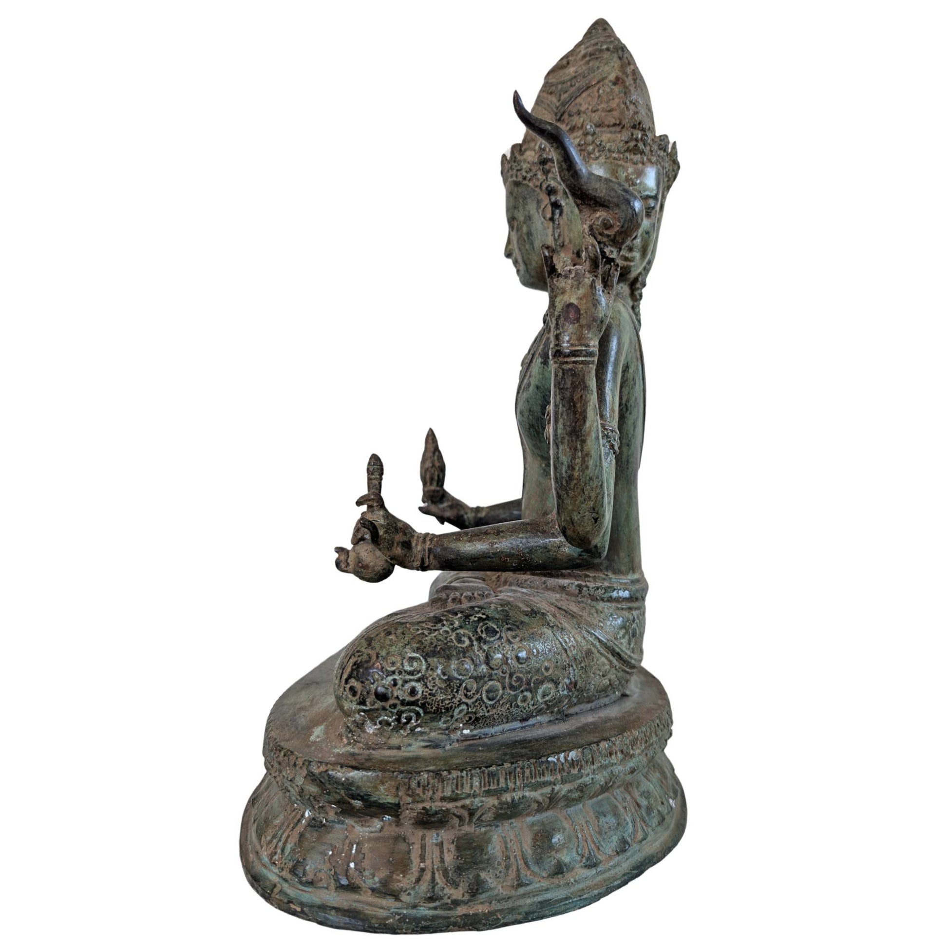 Detail Trimukha Maheshvara mit Bogen in der Hand