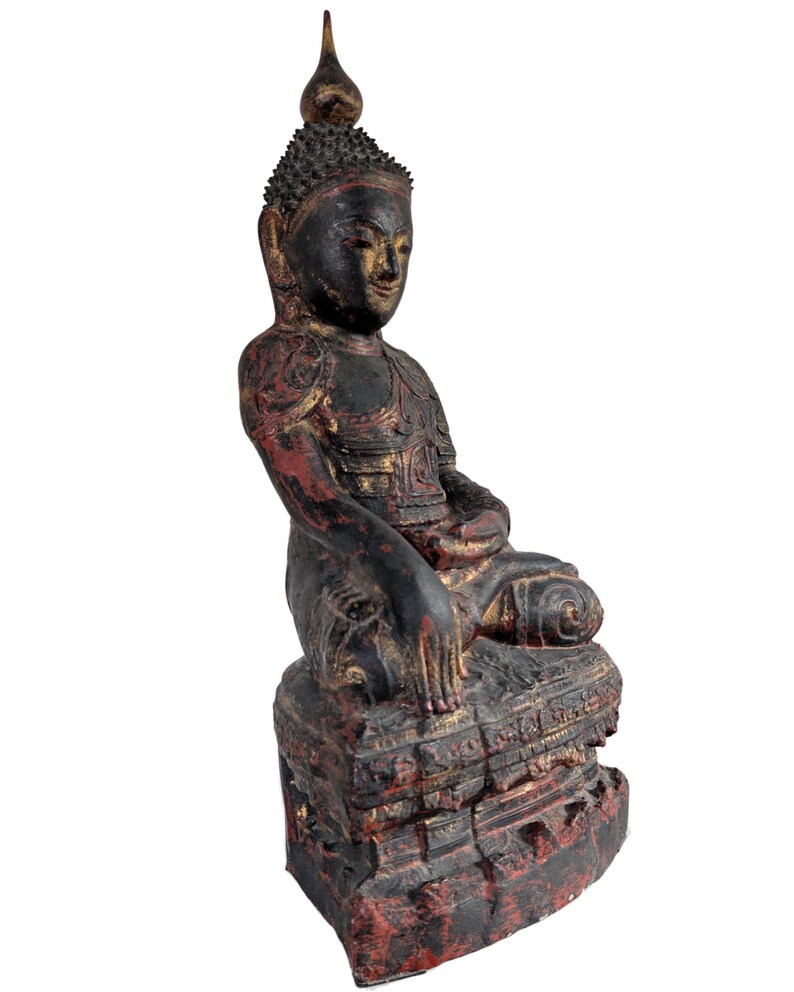 Dreiviertelansicht der zweiten burmesischen Buddhafigur auf reich gearbeitetem Sockel