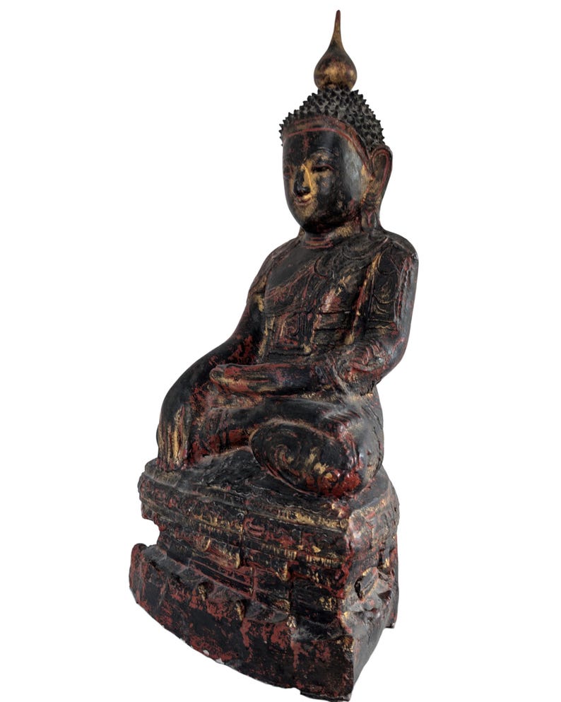 Vorderansicht links der zweiten antiken burmesischen Buddhafigur mit alter Patina