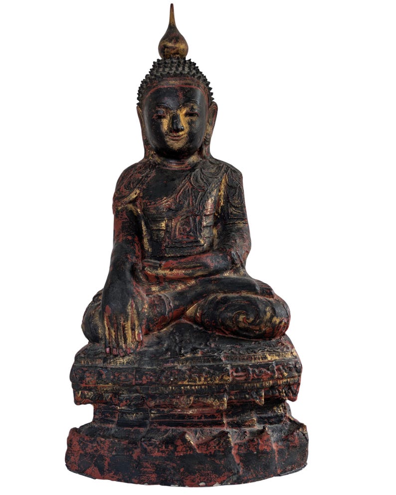 Zweite antike burmesische Buddhafigur mit rot-schwarzem Lack und Goldspuren, Vorderansicht