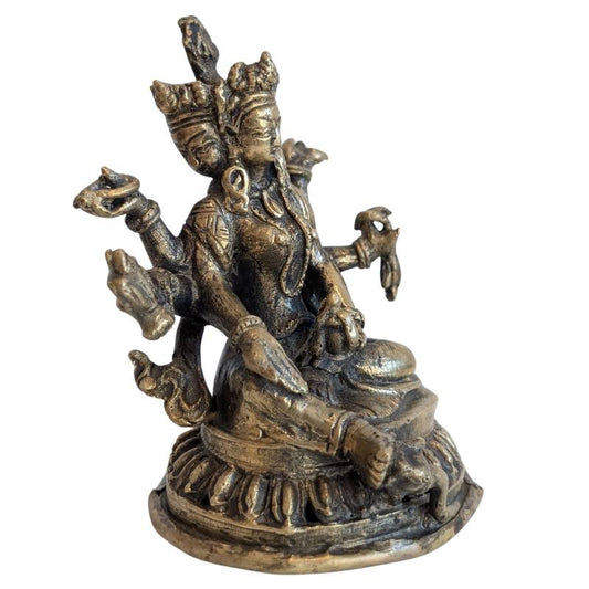 Ushnishavijaya sitzt in der buddhistischen Ikonographie auf einem Lotusstuhl.