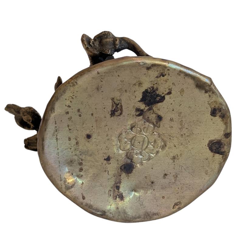 Ushnishavijaya in meditativer Sitzhaltung aus Bronze