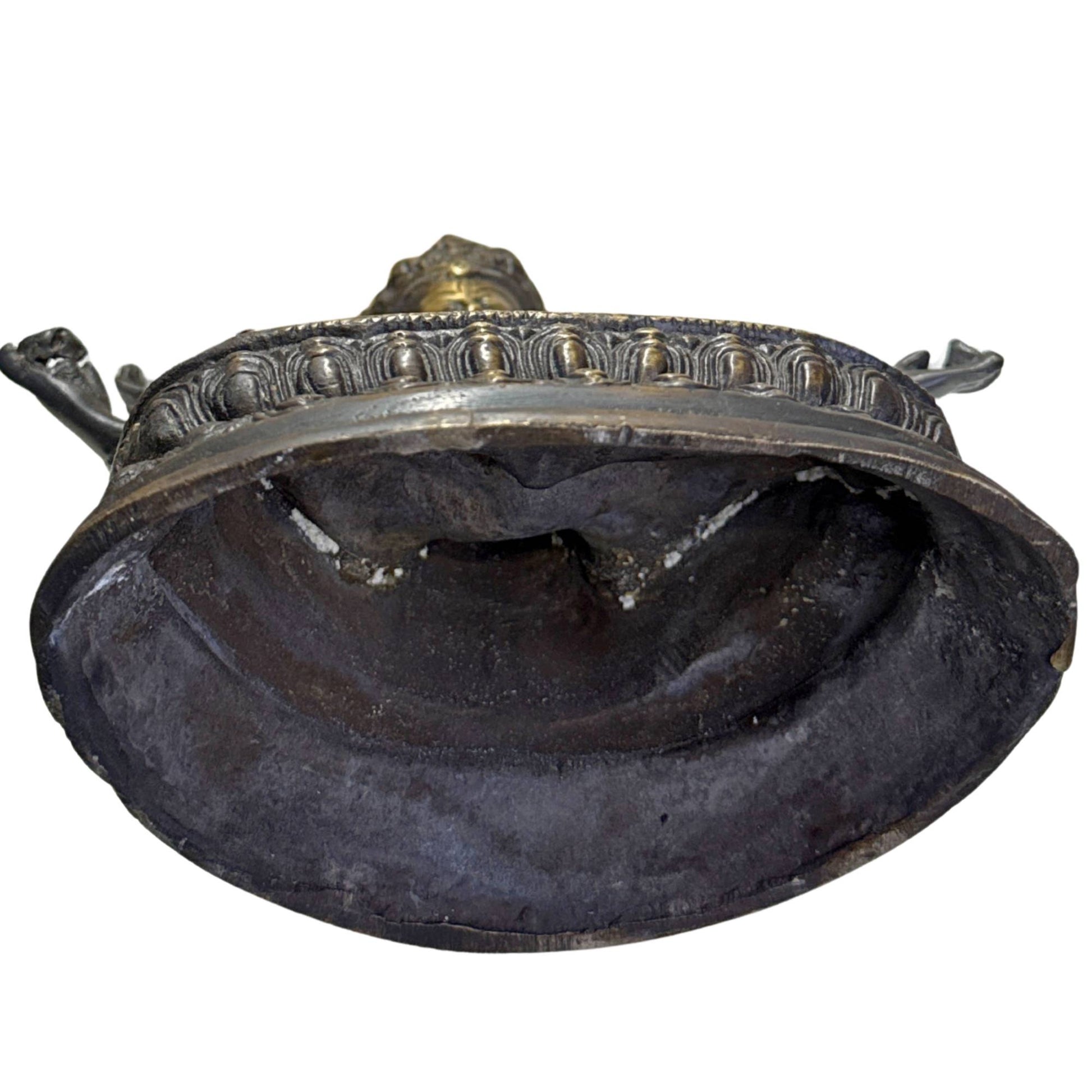 Göttin Ushnishavijaya mit alter Gussstruktur, dunkler Patina und rituellem Himalaya-Erscheinungsbild