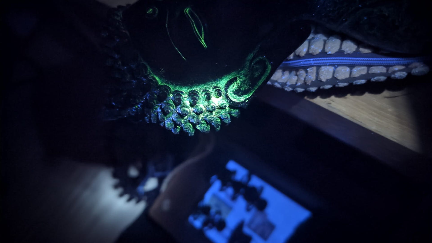 UV-Lichtanalyse Buddha-Statue Fluoreszenz organische Harze rituelle Verwendung.