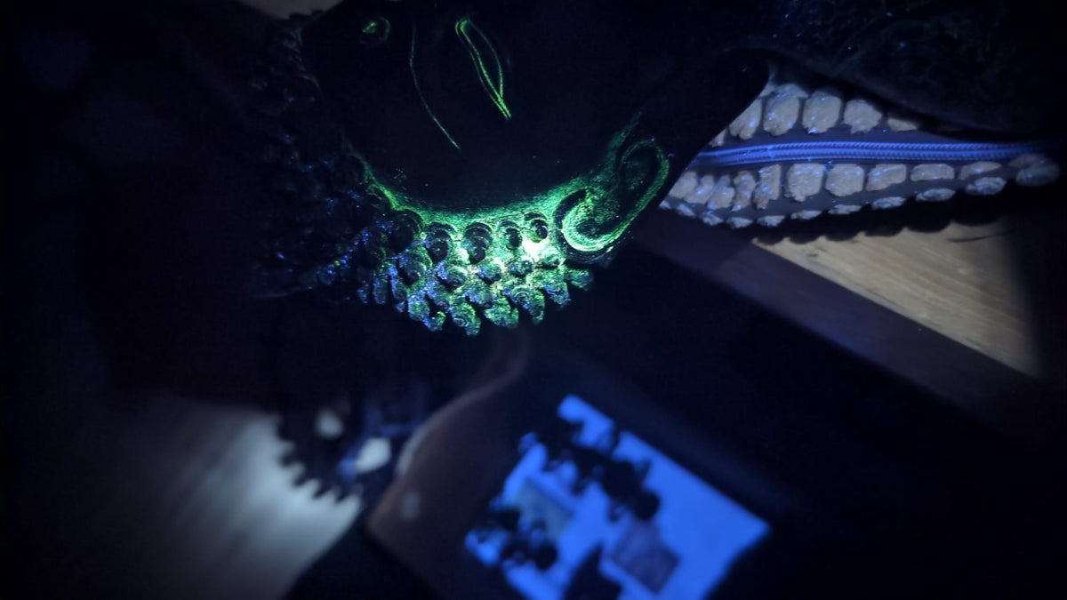 UV-Licht-Analyse Buddha-Bild Fluoreszenz organische Harze ritueller Gebrauch.