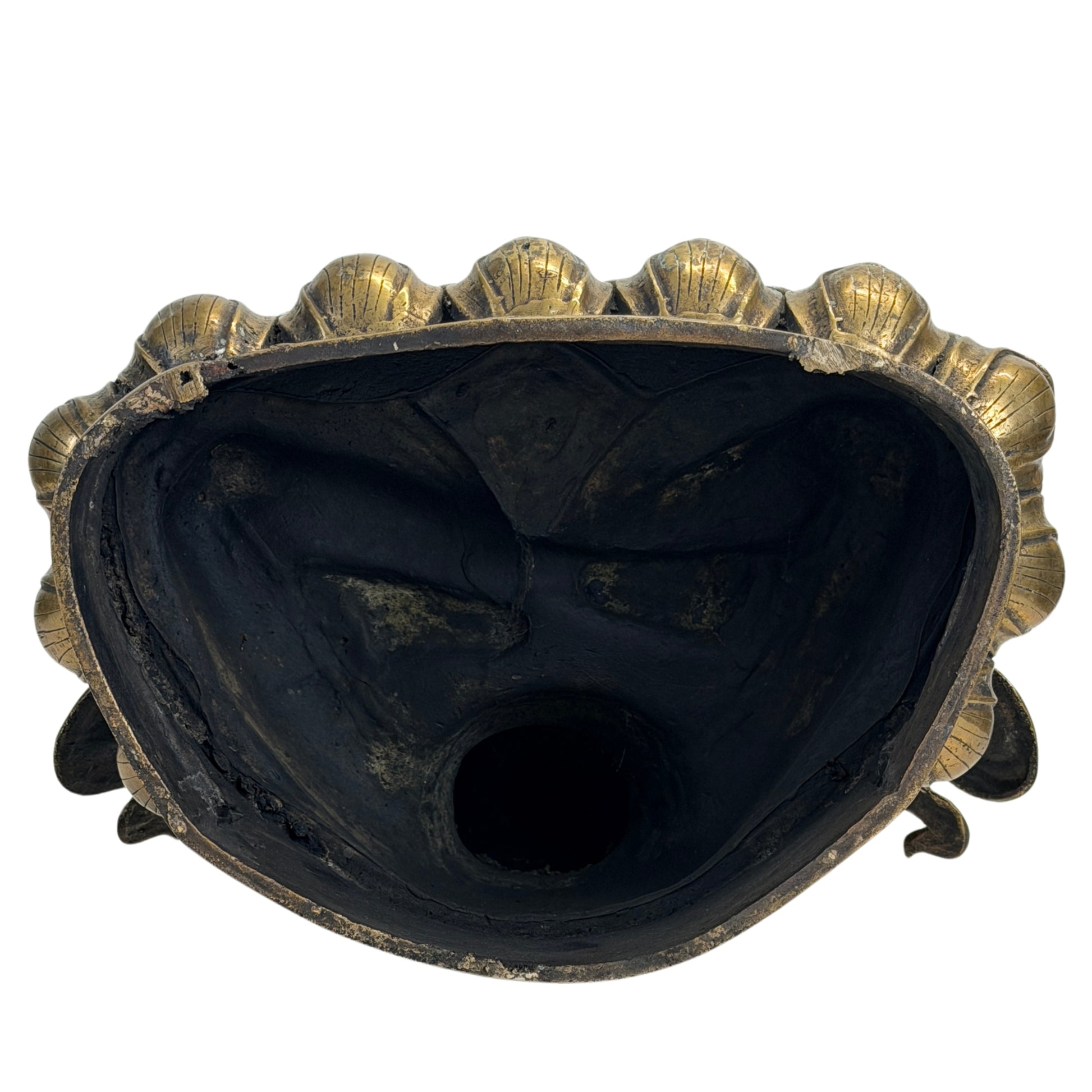 Unterseite der Lotuskrone des antiken tibetischen Vajrasattva mit historischer Bauweise und Altersspuren